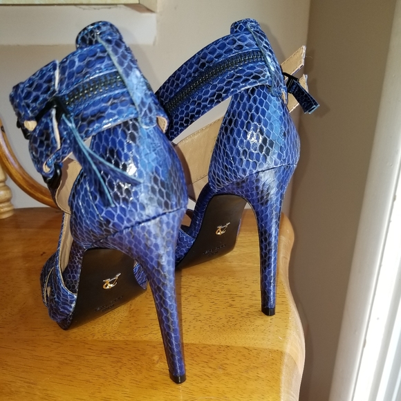 HTF Vince camuto Snakeskin size 7 - Picture 2 of 5